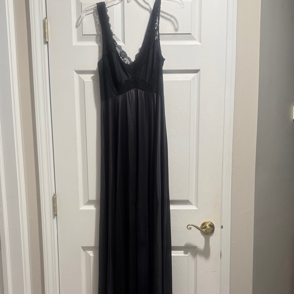 Elegant  V neck black nightgown
